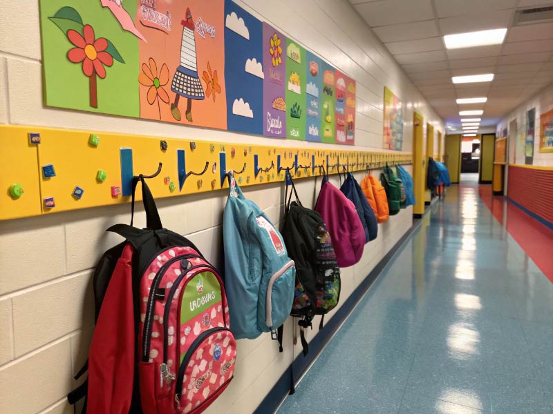 Tot indica que Palamós perdrà una línia d'I3 el proper curs. (Foto: Generada amb IA - Recraft).