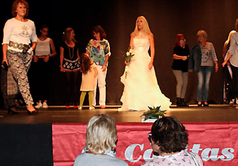 Imatge d'arxiu d'una desfilada de roba organitzada per Càritas. (Foto: Càritas Interparroquial Palamós Sant Joan).