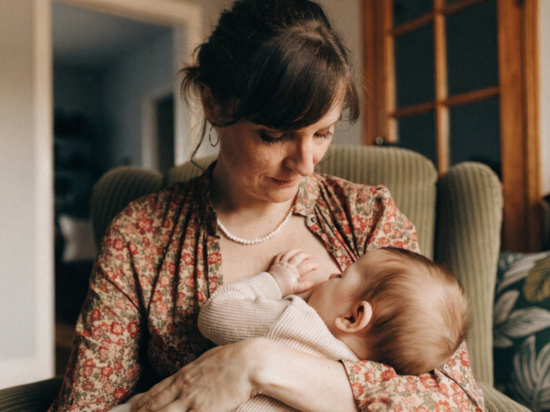 La lactància és un dels temes que es tractarà a la sessió d'avui. (Foto: Generada amb IA - Recraft).