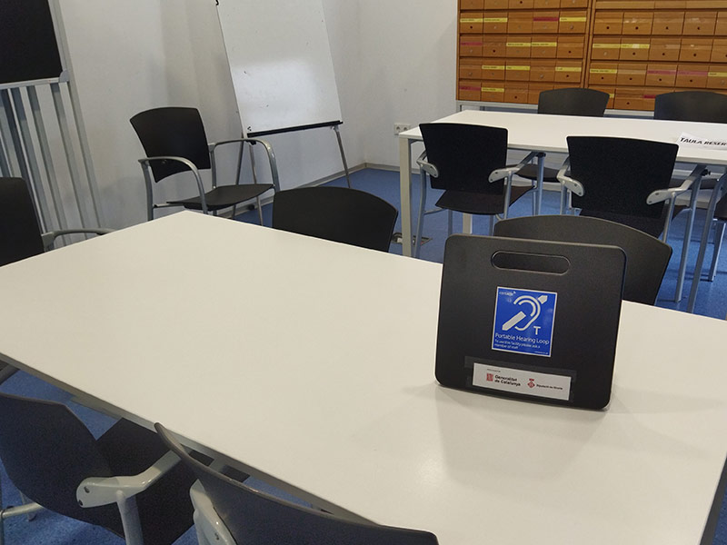 La Biblioteca instal·la bucles magnètics per a fer més accessible aquest servei a persones sordes. (Foto: Ajuntament de Palamós).