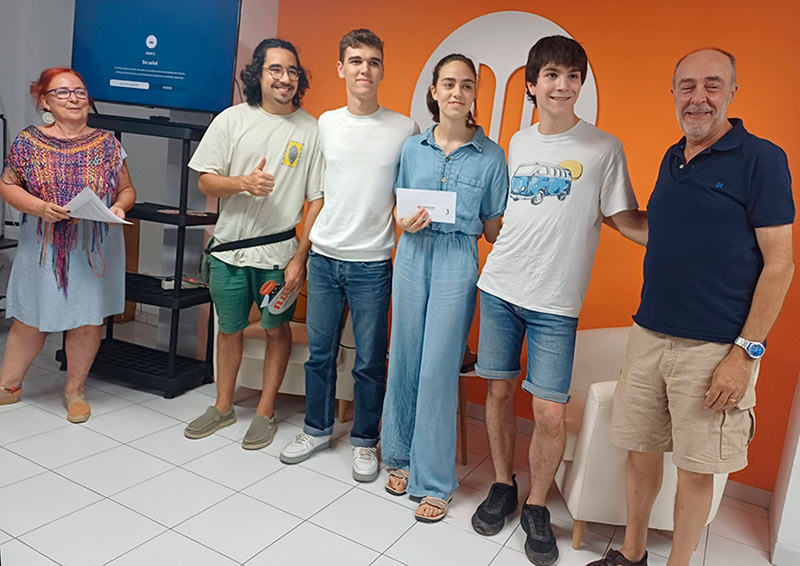 Imatge dels guanyadors de l'any passat del concurs de curtmetratges, 'Fem-ho curt'. (Foto: Òmnium Baix Empodà).