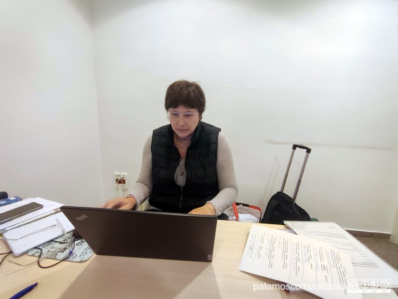Raquel Abad, tècnica del servei d'atenció a les persones de la Sindicatura de Greuges de Catalunya, ahir a Palamós.