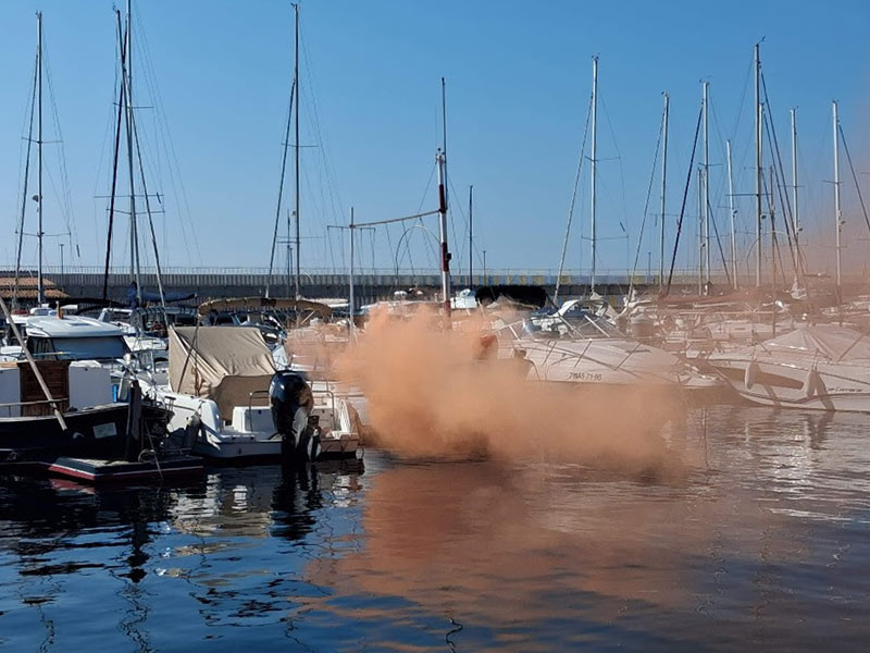 Ahir es va fer un simulacre d'incendi d'una embarcació i contaminació marítima al Port de Palamós. (Foto: Ports de la Generalitat).