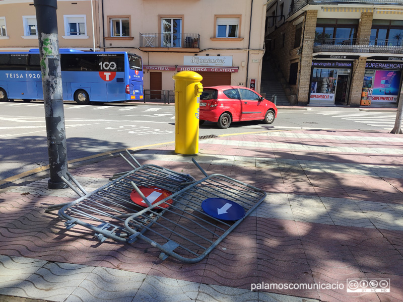 Tanques tombades a terra pel vent. 