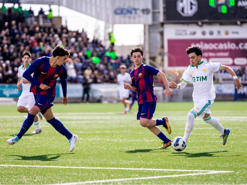 El partit entre els equips cadets del Barça i la Roma va inaugurar ahir el MIC. (Foto: David Subirana - MICFootball).