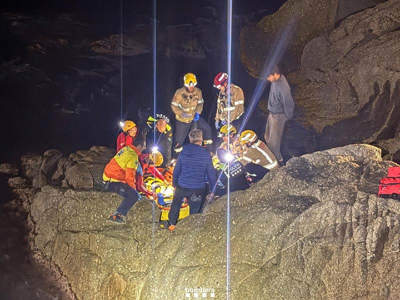 L'home rescatat va ser traslladat a l'hospital Josep Trueta. (Foto: Bombers de la Generalitat).