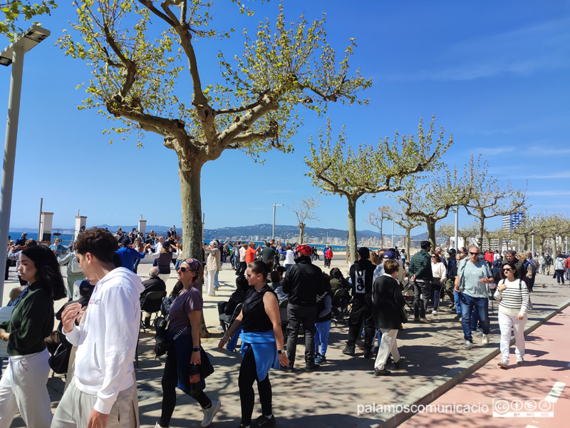 El passeig del Mar de Palamós ple de gent aquesta passada Setmana Santa.