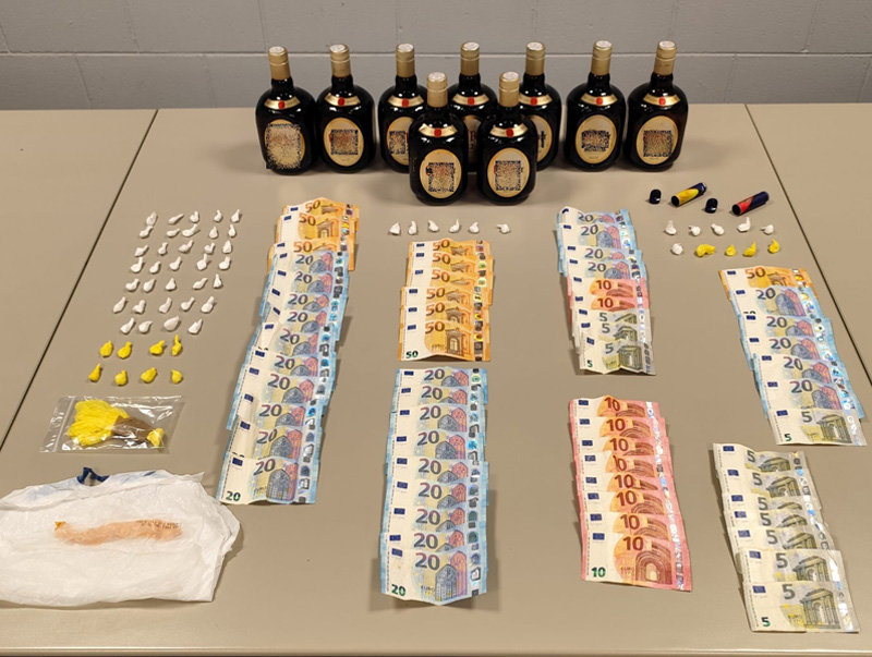 Van requisar 1.215 euros i  59 embolcalls de cocaïna. (Foto: Mossos d'Esquadra).