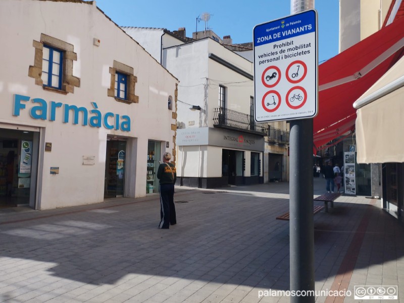 Senyalització de prohibició a bicicletes i patinets per circular pel carrer Major.