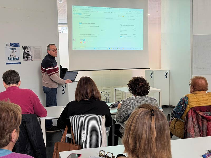 Les sessions del curs 'Ens protegim en el món digital' s'allargaran fins al 6 de maig. (Foto: Ajuntament de Palamós).