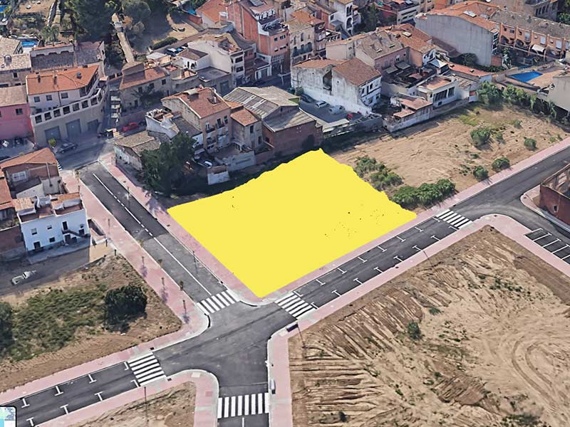 Delimitat de color groc on es farà el primer edifici públic de lloguer assequible al carrer de Núria. (Foto: Google Earth).