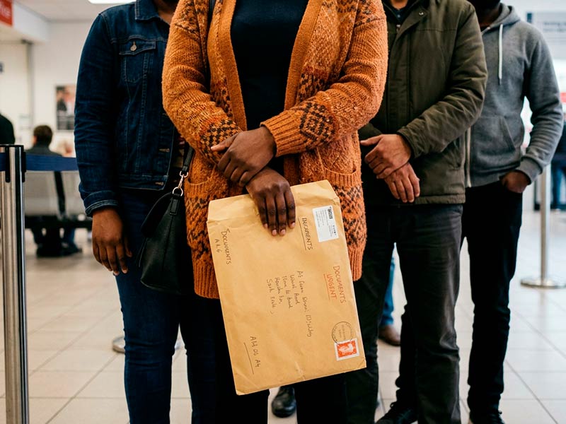 El Govern preveu rebre 750.000 sol·licituds de regularització d'immigrants. (Foto: Generada amb IA).