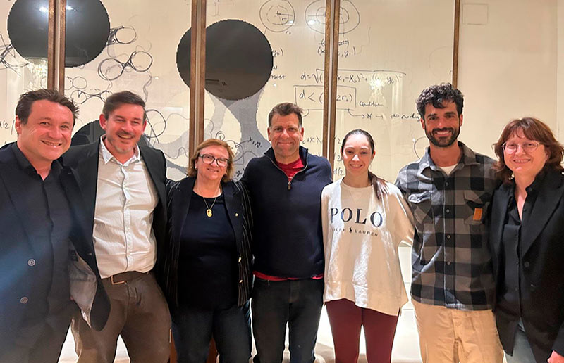 PIlar Arxé, tercera per l'esquerra, és la nova presidenta local de Junts per Catalunya. (Foto: Junts per Catalunya).