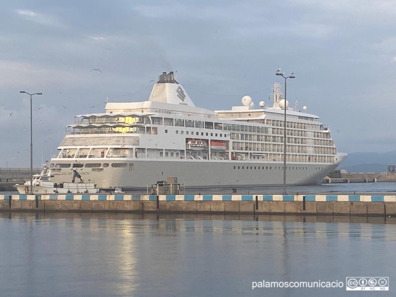 El Silver Shadow amarrat al port de Palamós, aquest matí.