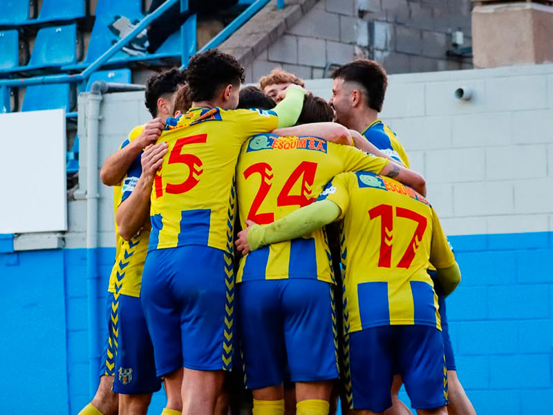 Els jugadors del Palamós celebren un gol en un partit d'aquesta temporada. (Foto: Palamós CF - Laura Heras).