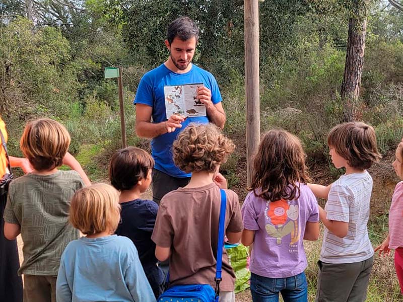 Imatge d'arxiu d'una sortida d'exploració a les Gavarres amb Joan Feliu. (Foto: Consorci de les Gavarres).