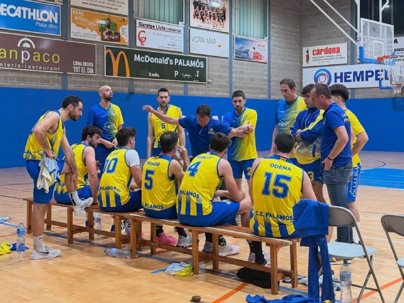 L'equip sènior masculí del CE Palamós, en un partit d'aquesta temporada. (Foto: CE Palamós).