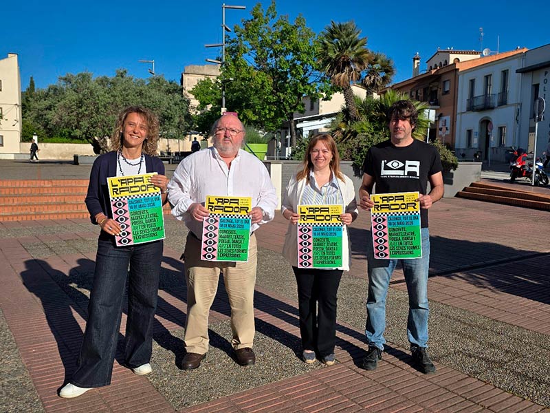 Jordi Soler i Anna Tena (centre), alcalde i regidora de Joventut de l’Ajuntament de Calonge i Sant Antoni, amb els tècnics Marta Boira i Albert Fort.