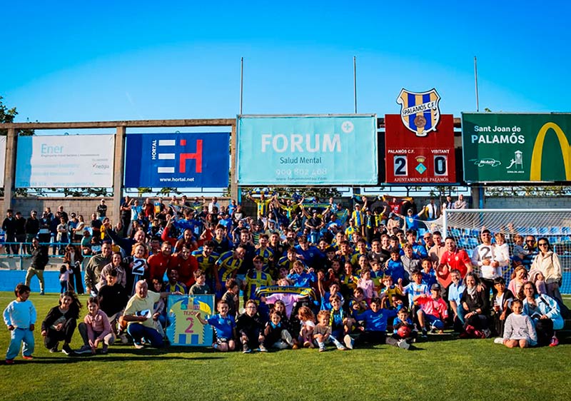 Jugadors i afició van celebrar diumenge la victòria davant el Parets. (Foto: Palamós CF - Laura Heras).