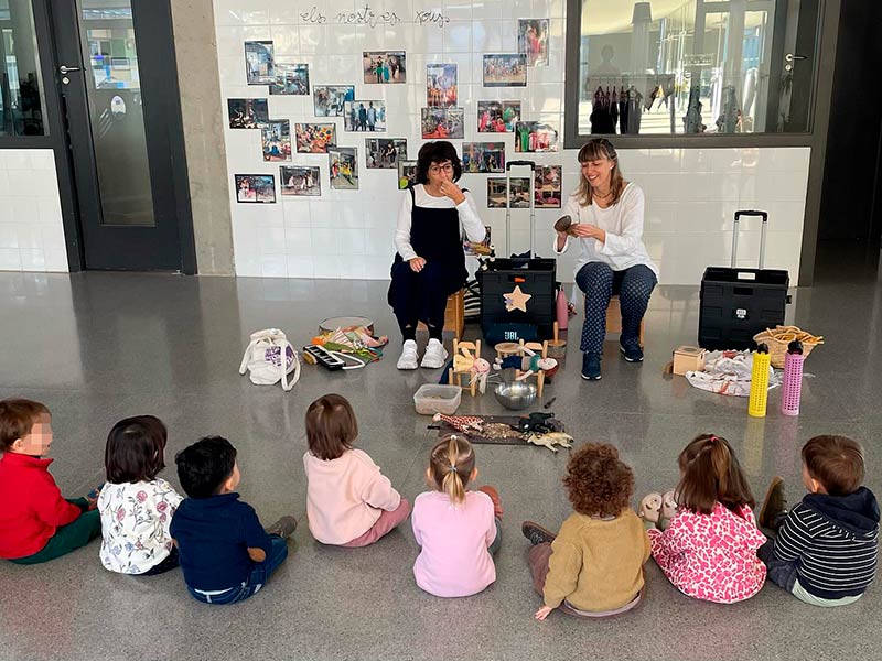 'Biblionadons' avui a la Biblioteca, amb Musinfant. (Foto: Musinfant).