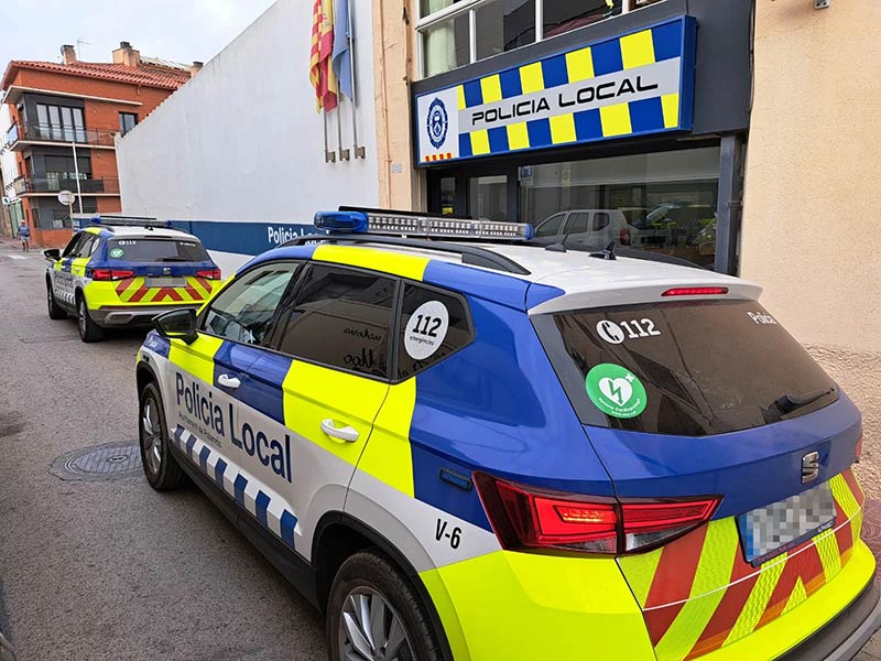 Vehicles de la Policia Local de Palamós davant de la comissaria del carrer de Josep Joan.