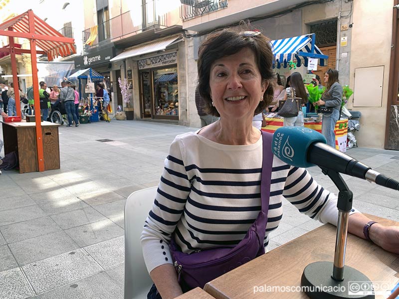 Conxa Aviñó a l'estudi mòbil de Ràdio Palamós instal·lat al carrer Major la Diada de Sant Jordi.