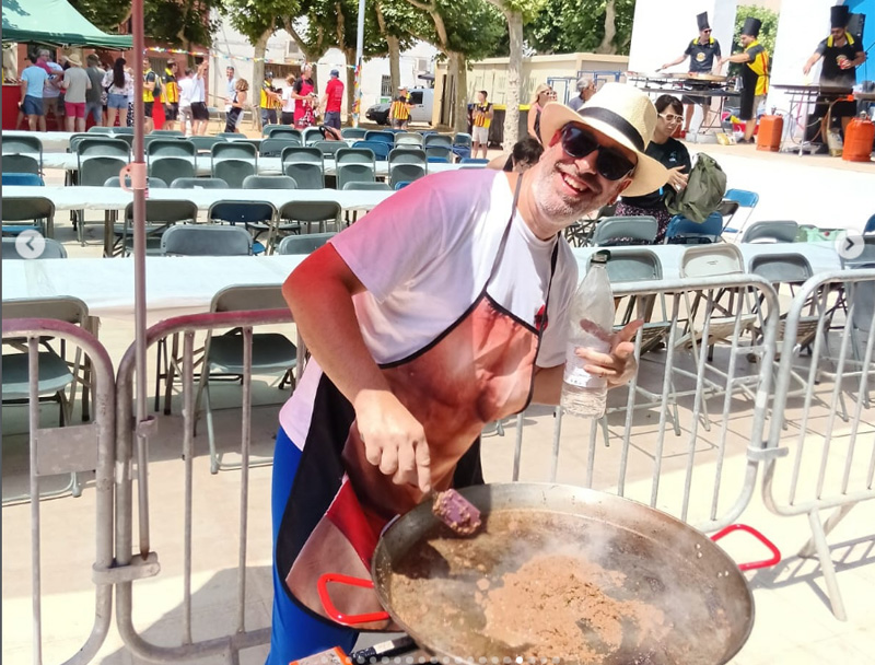 Un participant del concurs d'arròs en l'edició passada de 'La Socarrada'. (Foto: AC Showboys).