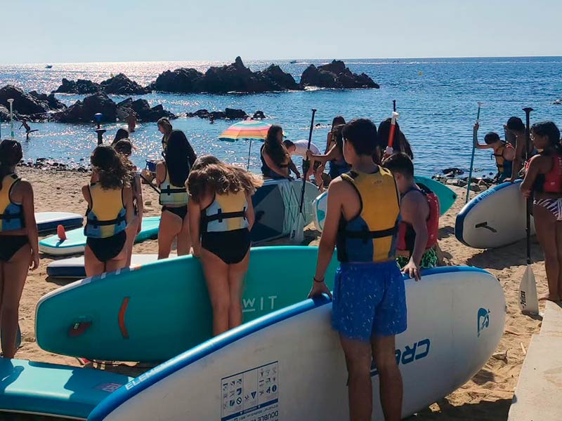 El pàdel surf és una de les activitats que formen part del programa 'FITJOVE'. (Foto: Ajuntament de Palamós).