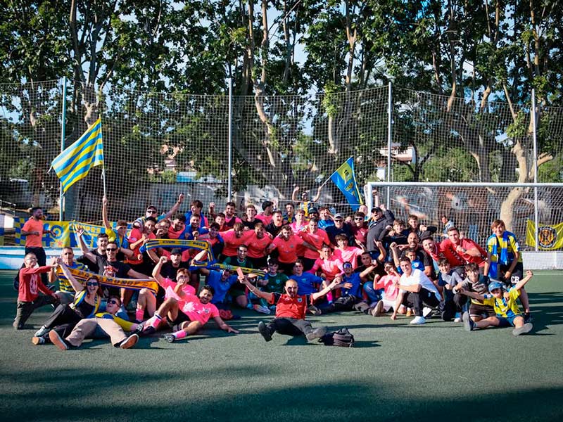 Els jugadors del Palamós celebrant amb els aficionats desplaçats a Argentona la classificació per la promoció. (Foto: Palamós CF - Laura Heras).