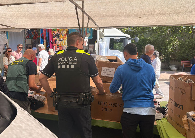 Un moment de l'operatiu policial, aquest dimarts al mercat de Palamós.