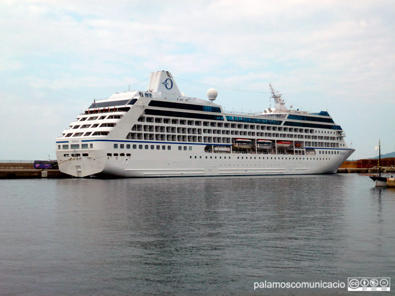 El creuer Nautica, en una anterior escala al port de Palamós.