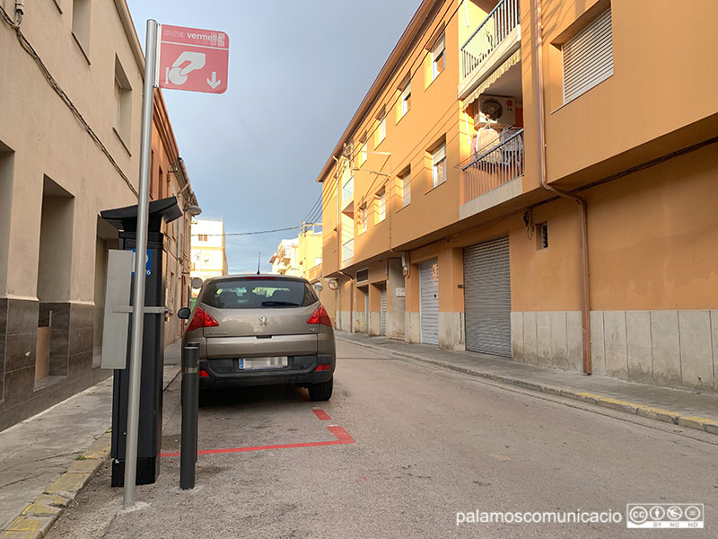 Zona vermella en un carrer de Palamós.