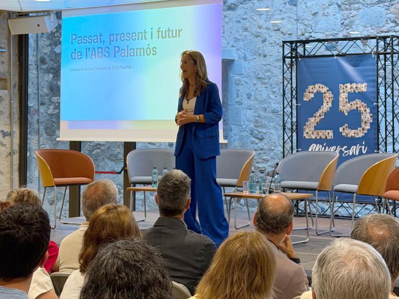 La directora de l'Àrea Bàsica de Palamós, Cristina Montañés, durant l'acte fet ahir al vespre a Calonge. (Foto: SSIBE).