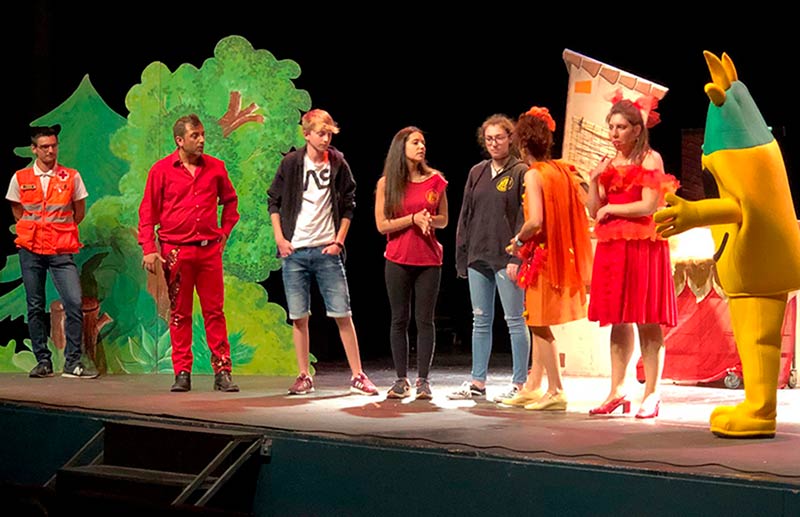 L'obra de teatre 'A foc lent' forma part de la campanya ‘Revetlles amb Precaució’. (Foto: Companyia Milnotes)