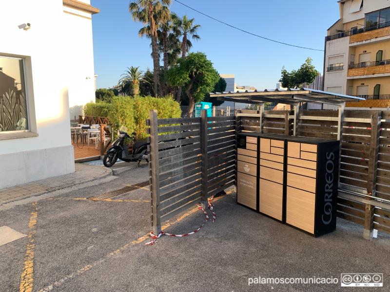 El punt de recollida de paquets està situat entre la cafeteria de l'hospital i la rampa d'urgències.