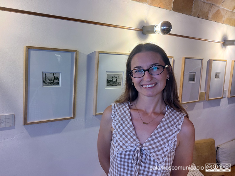 Nina Mercader davant de l'exposició End.Pictures a la cafeteria Zero de Palamós.