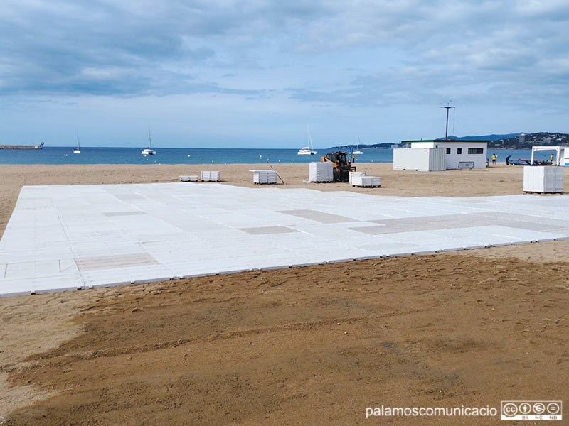 Ahir va començar el muntatge de l'espai de Barraques a la platja Gran.