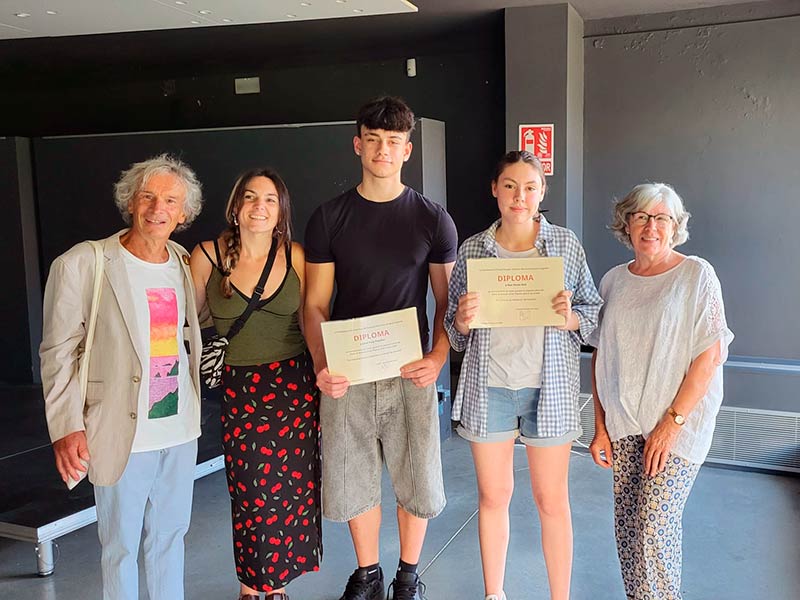 Jordi Puig i Nora Perea, al centre de la imatge, guanyadors del Premi de Recerca Unitat Popular. (Foto: CUP Palamós Vila-romà).