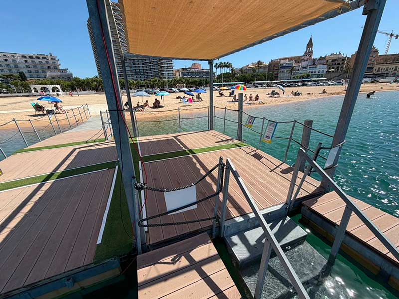 La plataforma de bany adaptat de la platja Gran de Palamós. (Foto: Ajuntament de Palamós).