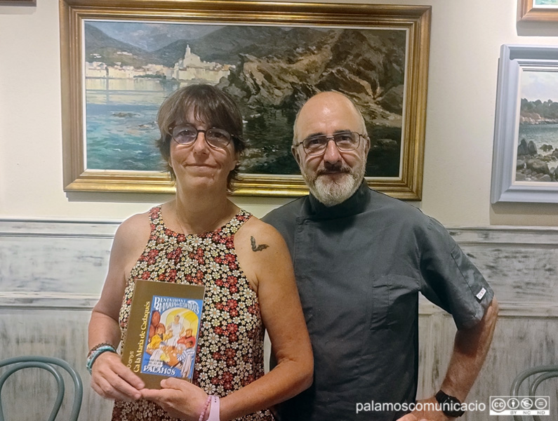 Marta Mercader i Xavier Jabato, avui al restaurant 'Maria de Cadaqués', amb el llibre commemoratiu dels 90 anys.