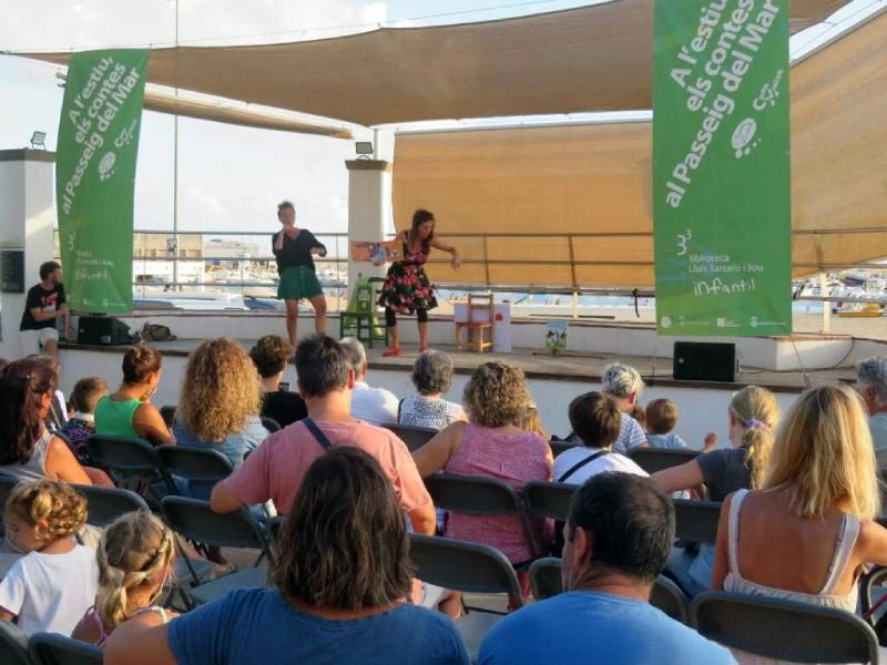 Imatge d'arxiu d'una sessió de contes al passeig del Mar de Palamós. (Foto: Ajuntament de Palamós).