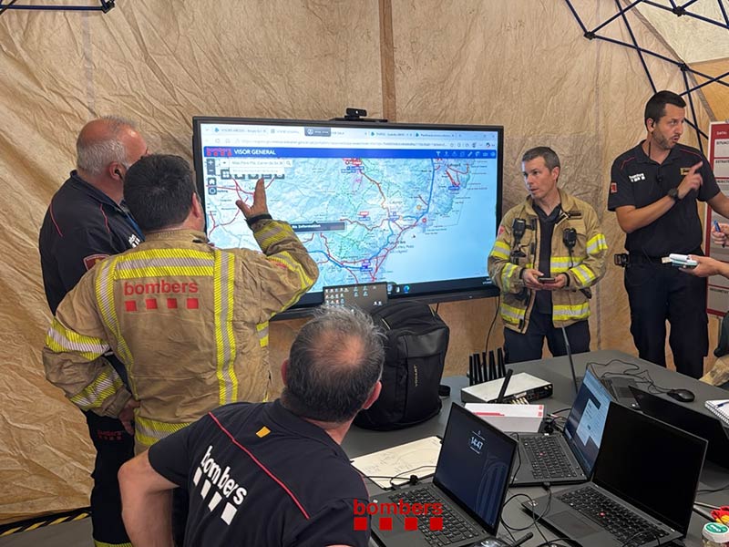 El centre de control de l'incendi de les Gavarres, a la Bisbal d'Empordà. (Foto: Bombers Generalitat).