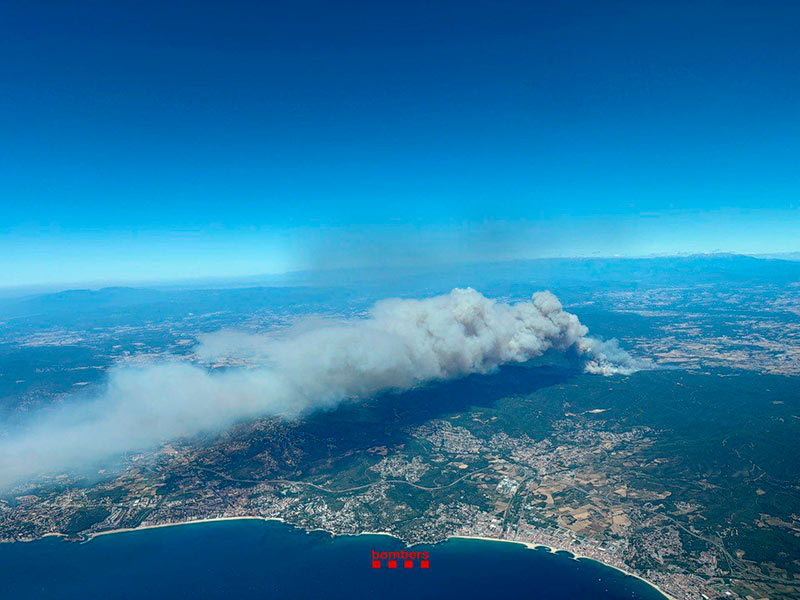 Segons els Bombers, les flames ja han entrat al massís de les Gavarres. (Foto: Bombers de la Generalitat).