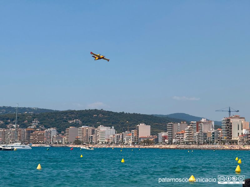 Hidroavions a la badia de Palamós, treballant a les tasques d'extinció de l'incendi, aquest migdia.