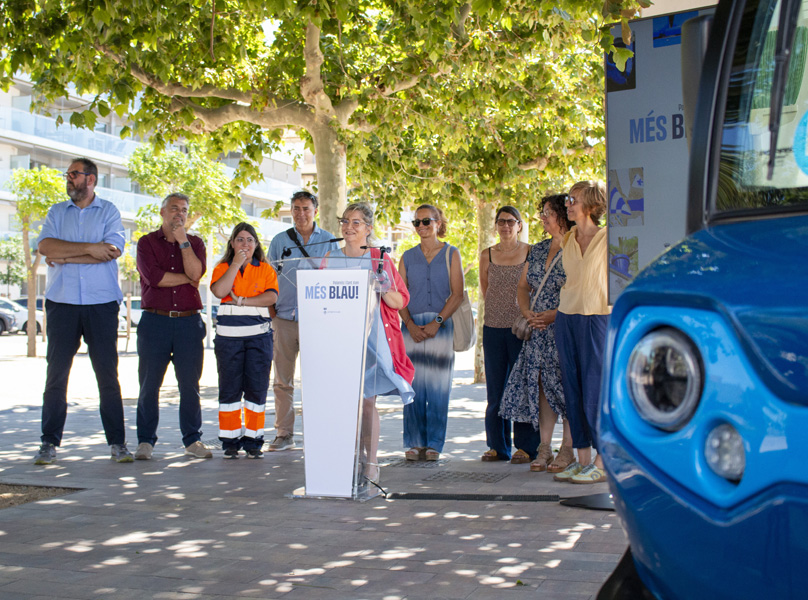 L'alcaldessa, acompanyada de l'equip tècnic i polític, explicant el nou servei de neteja. (Foto: Ajuntament de Palamós). 