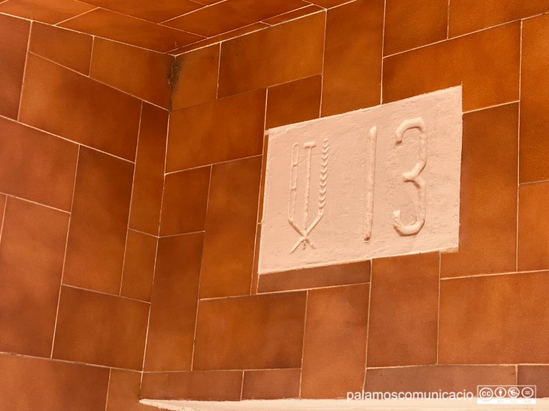 Una placa amb simbologia franquista en una vivenda de la zona de les Cases Noves de Palamós.