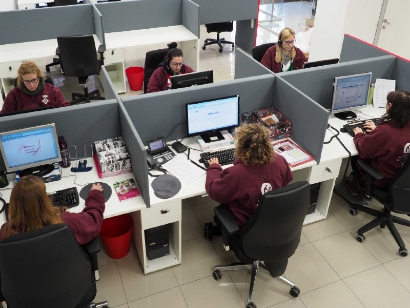 Operaris d'atenció telefònica del Servei de Teleassistència de la Diputació de Girona. (Foto: Diputació de Girona).