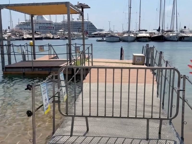 La plataforma de bany adaptat està fora de servei. (Foto: Ajuntament de Palamós).