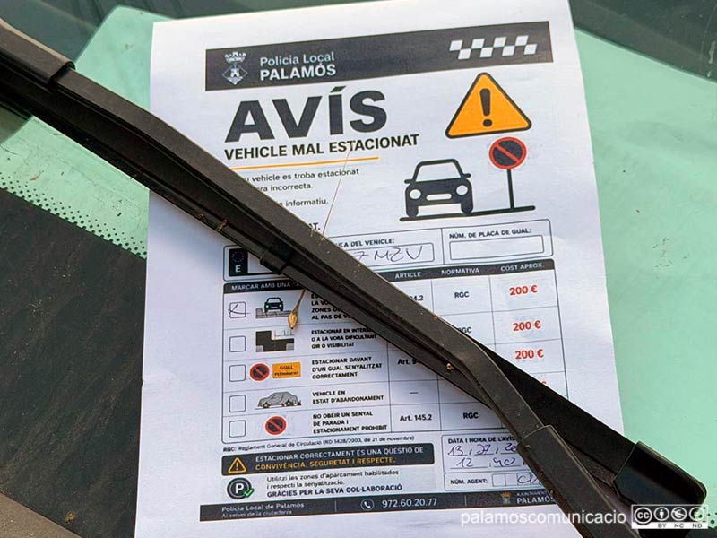 Avís en un vehicle mal estacionat al barri d'Es Pla.