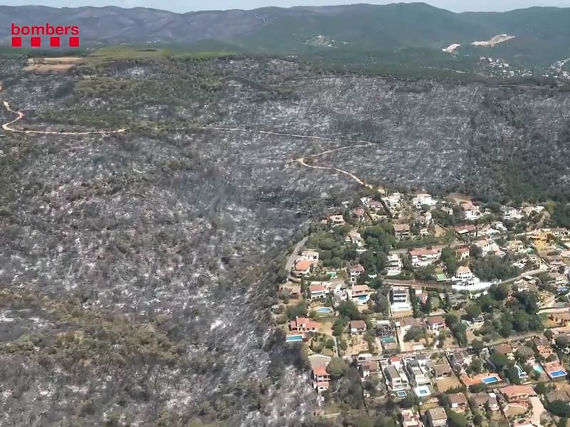 L'incendi de les Gavarres va cremar 11 cases de forma total i 14 de forma parcial. (Foto: Bombers de la Generalitat).